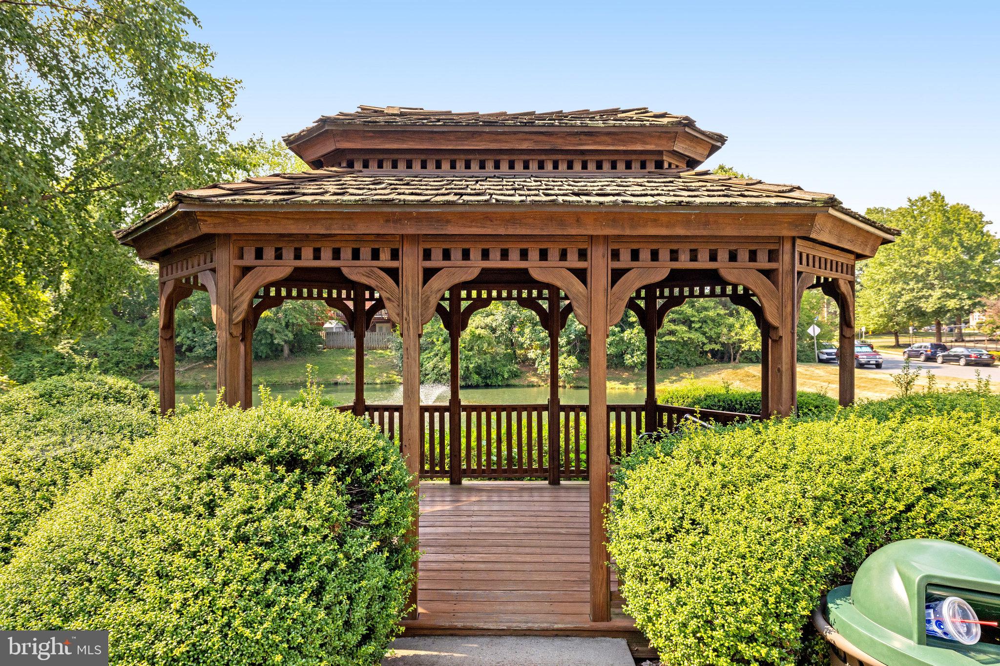 MIRROR RIDGE - Residential