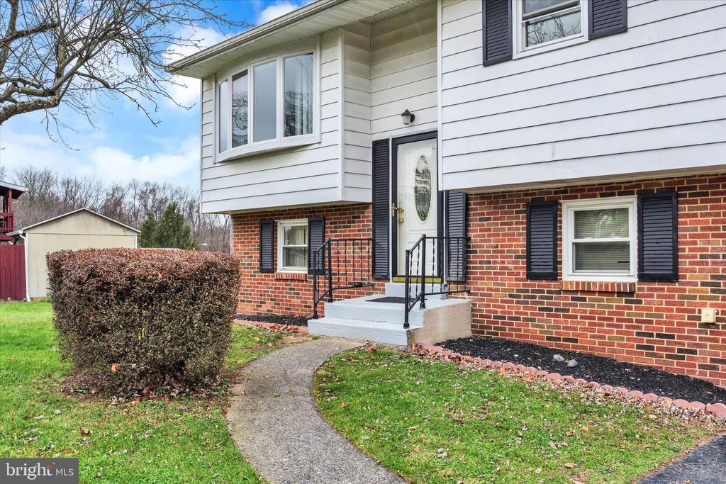 Photo of 490 Sue Drive, HUMMELSTOWN, PA 17036 (MLS # PADA2051920)