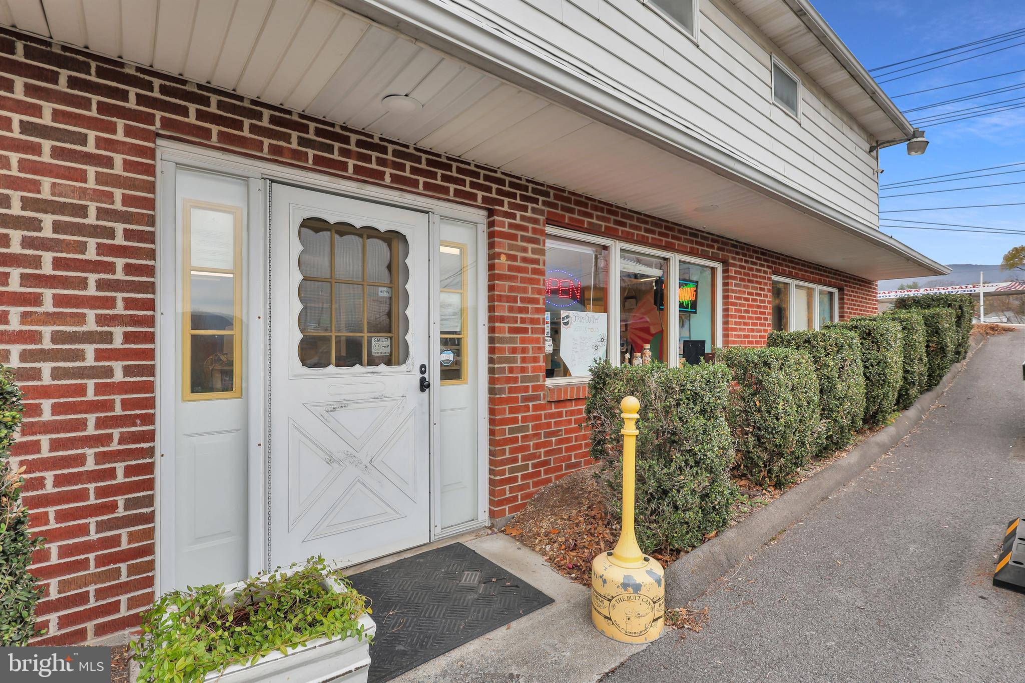 Main image without alt text