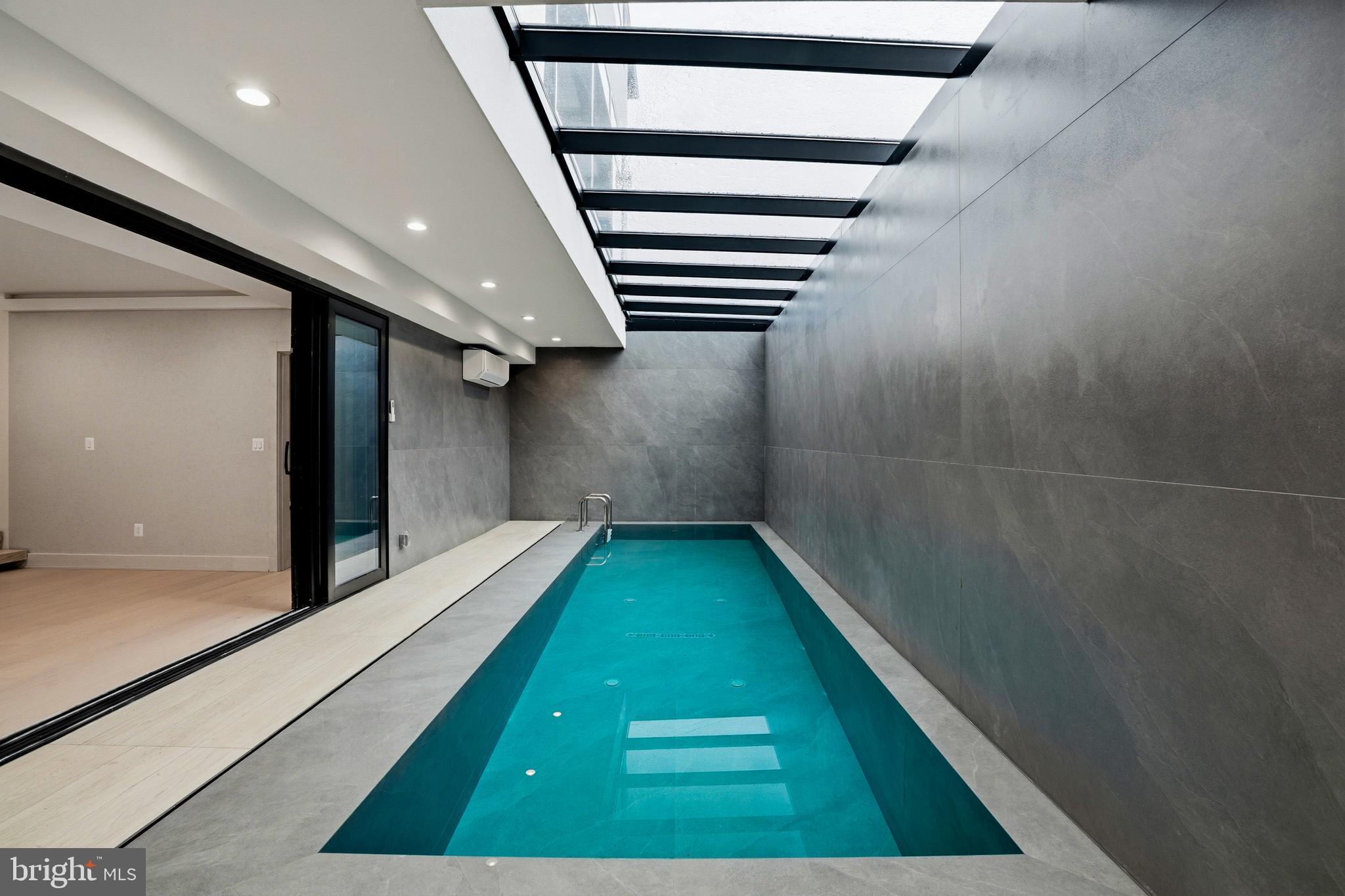 MCLEAN MANOR - Residential