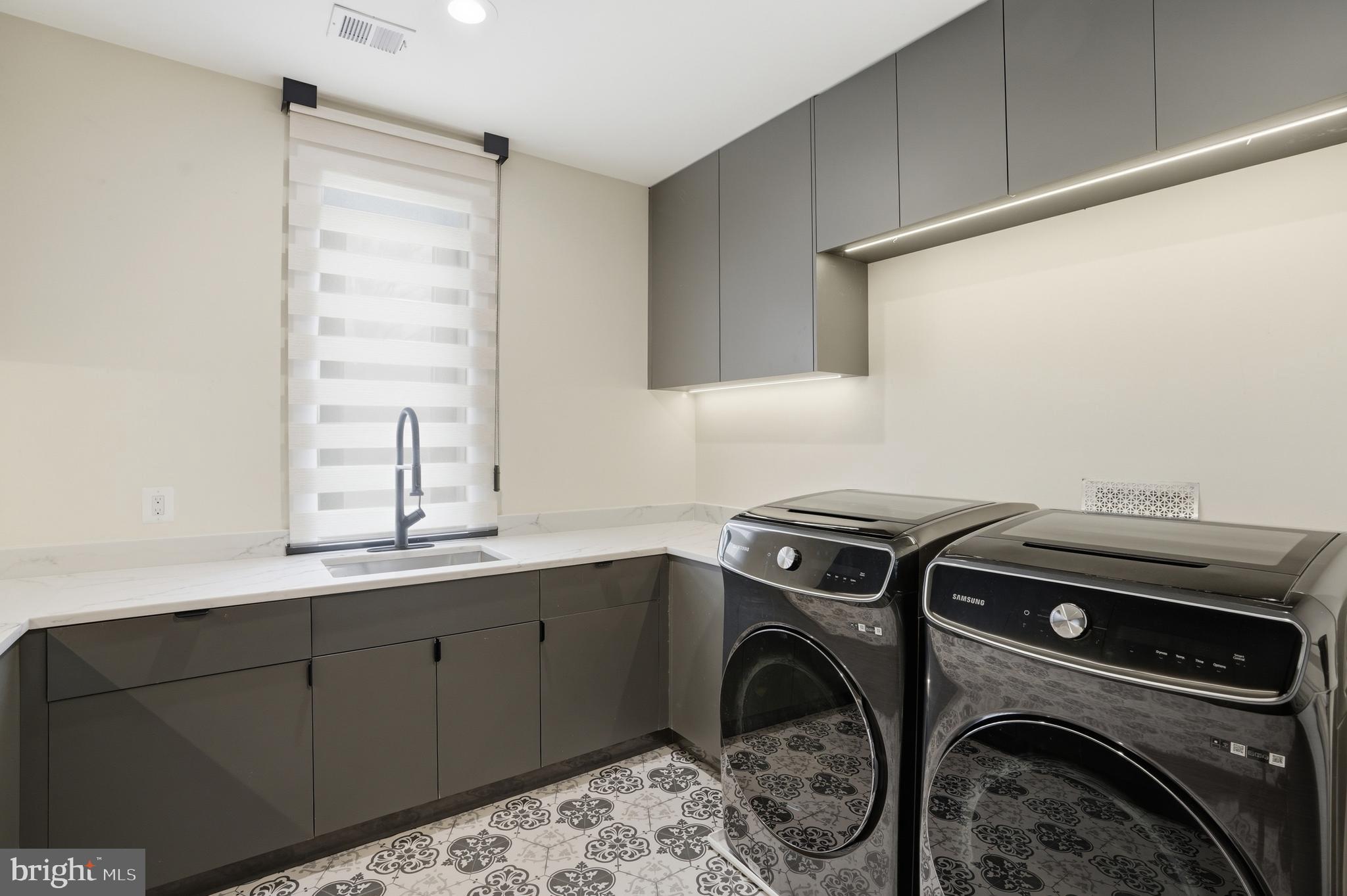 MCLEAN MANOR - Residential