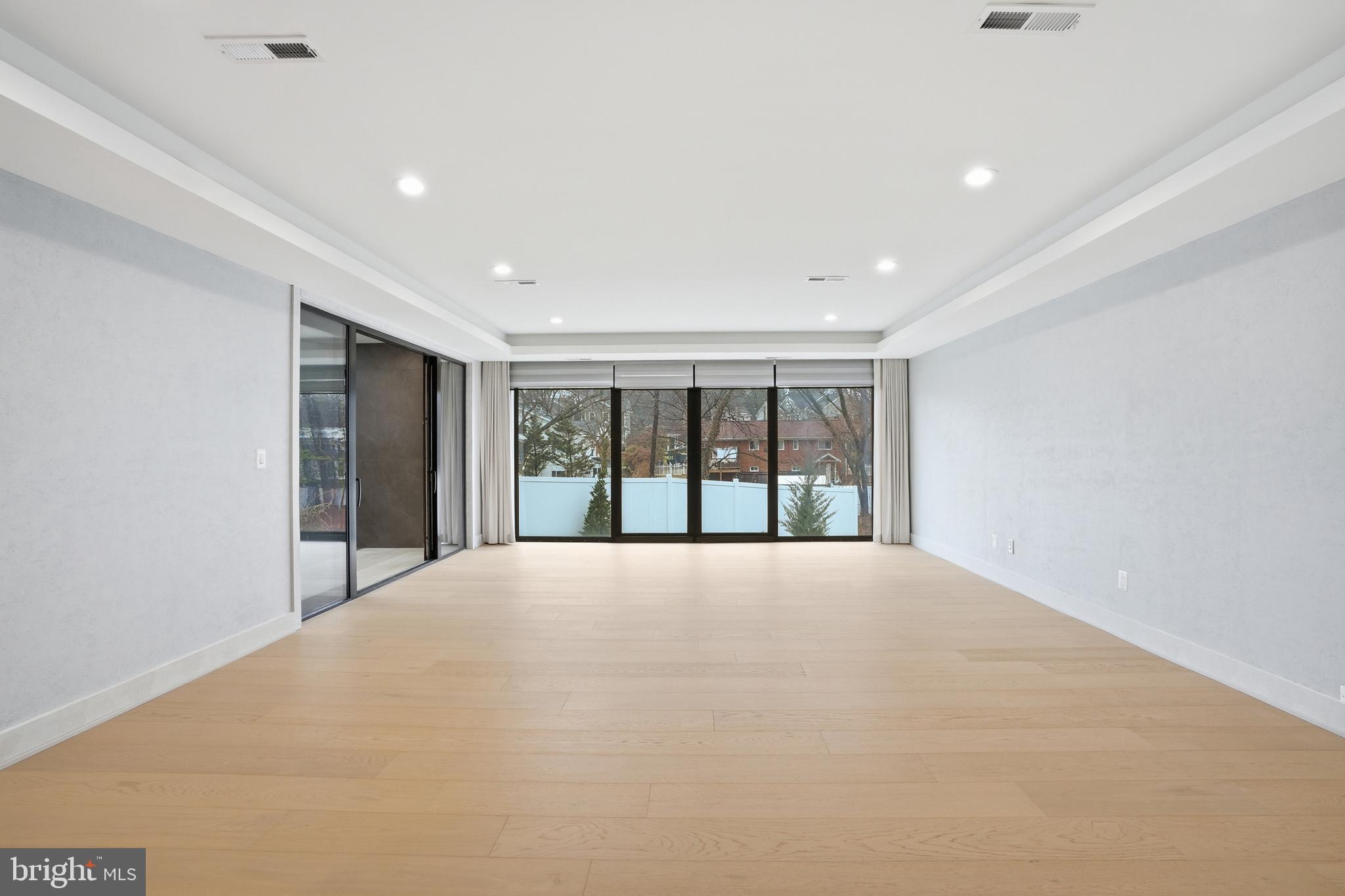 MCLEAN MANOR - Residential