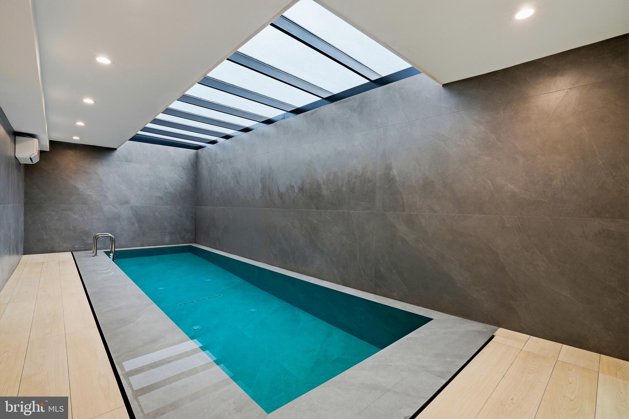 MCLEAN MANOR - Residential