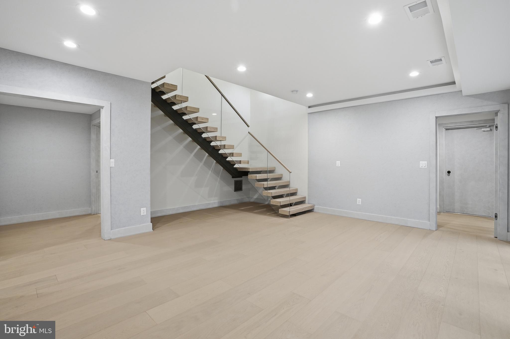 MCLEAN MANOR - Residential