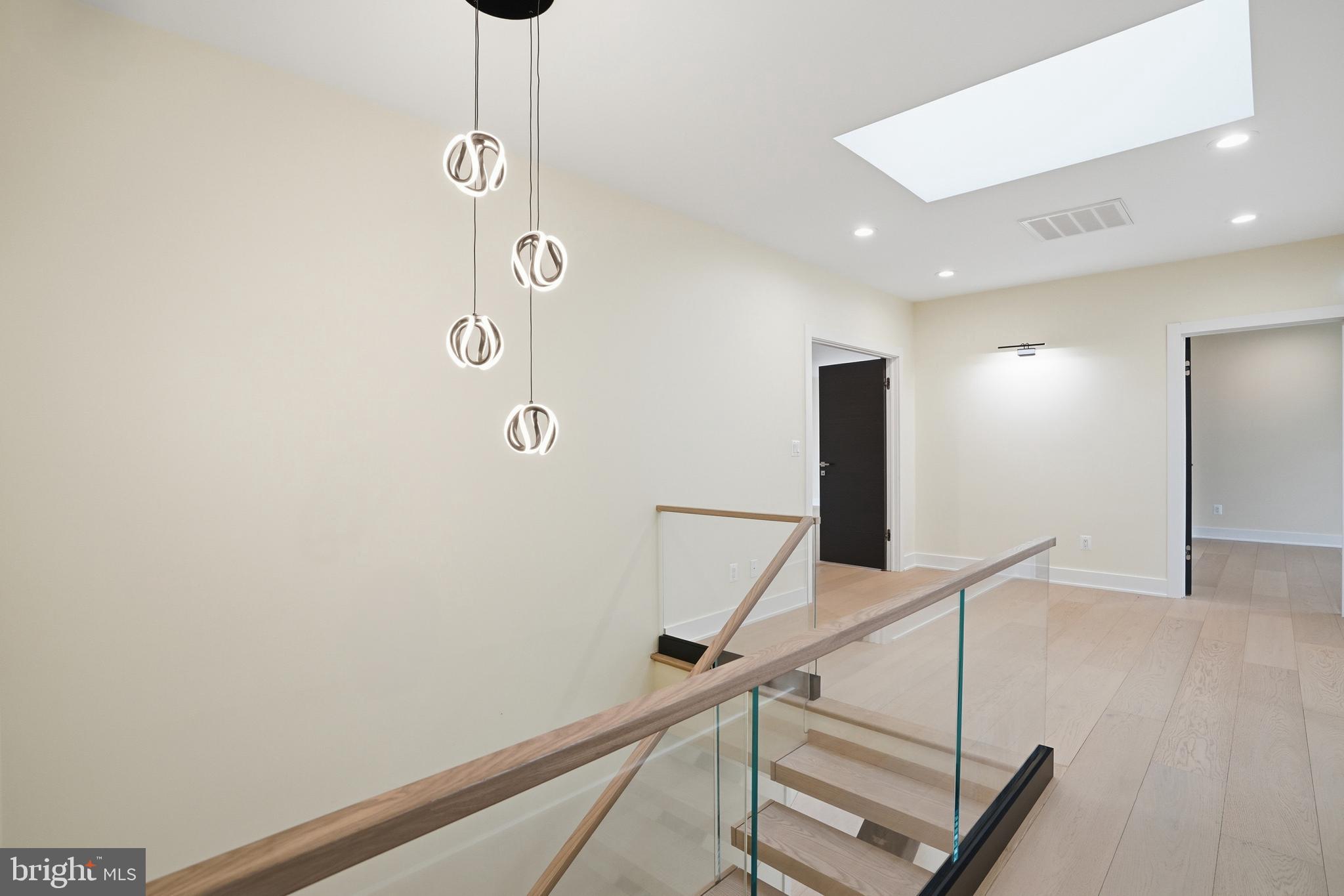 MCLEAN MANOR - Residential