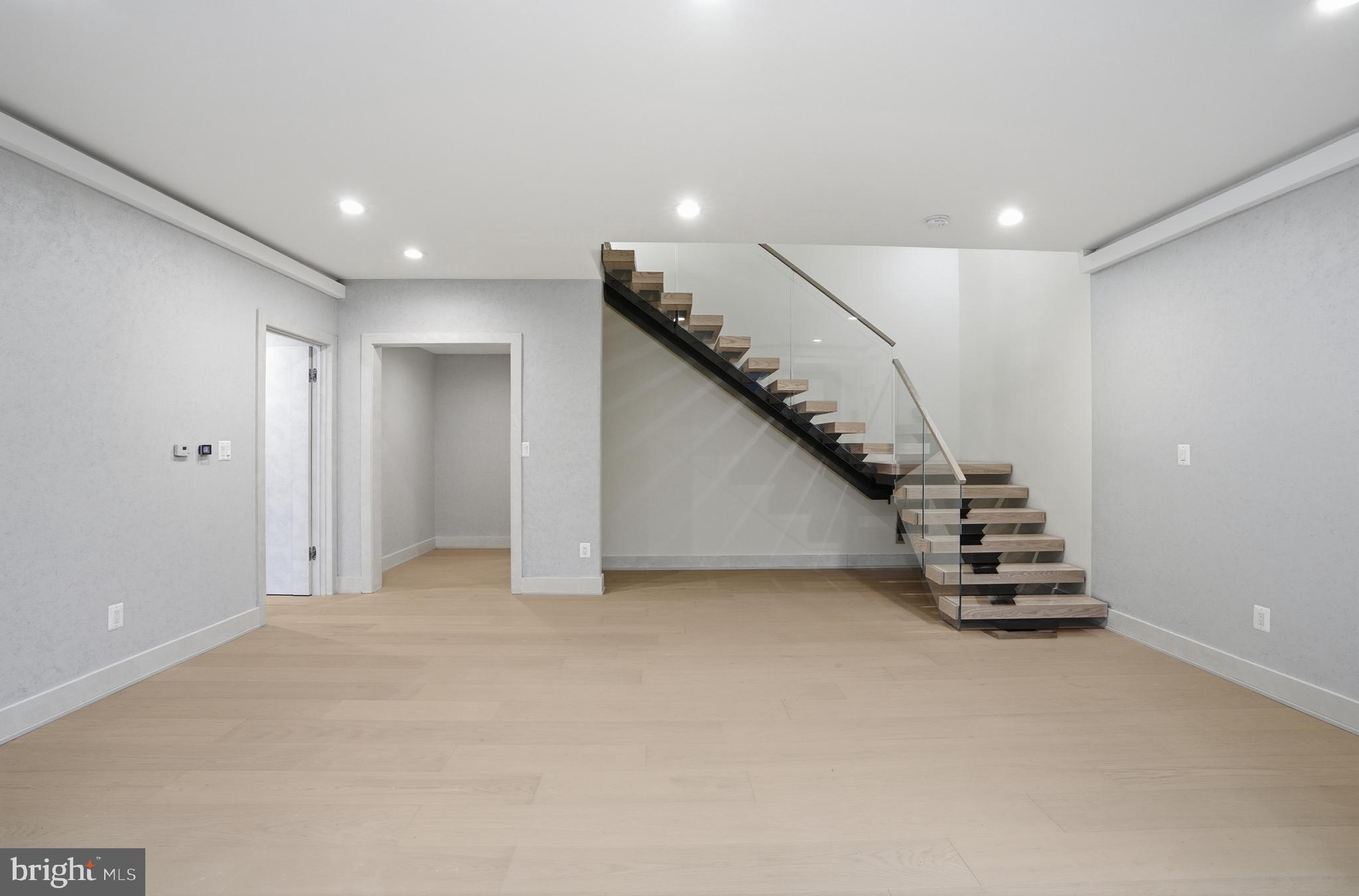 MCLEAN MANOR - Residential