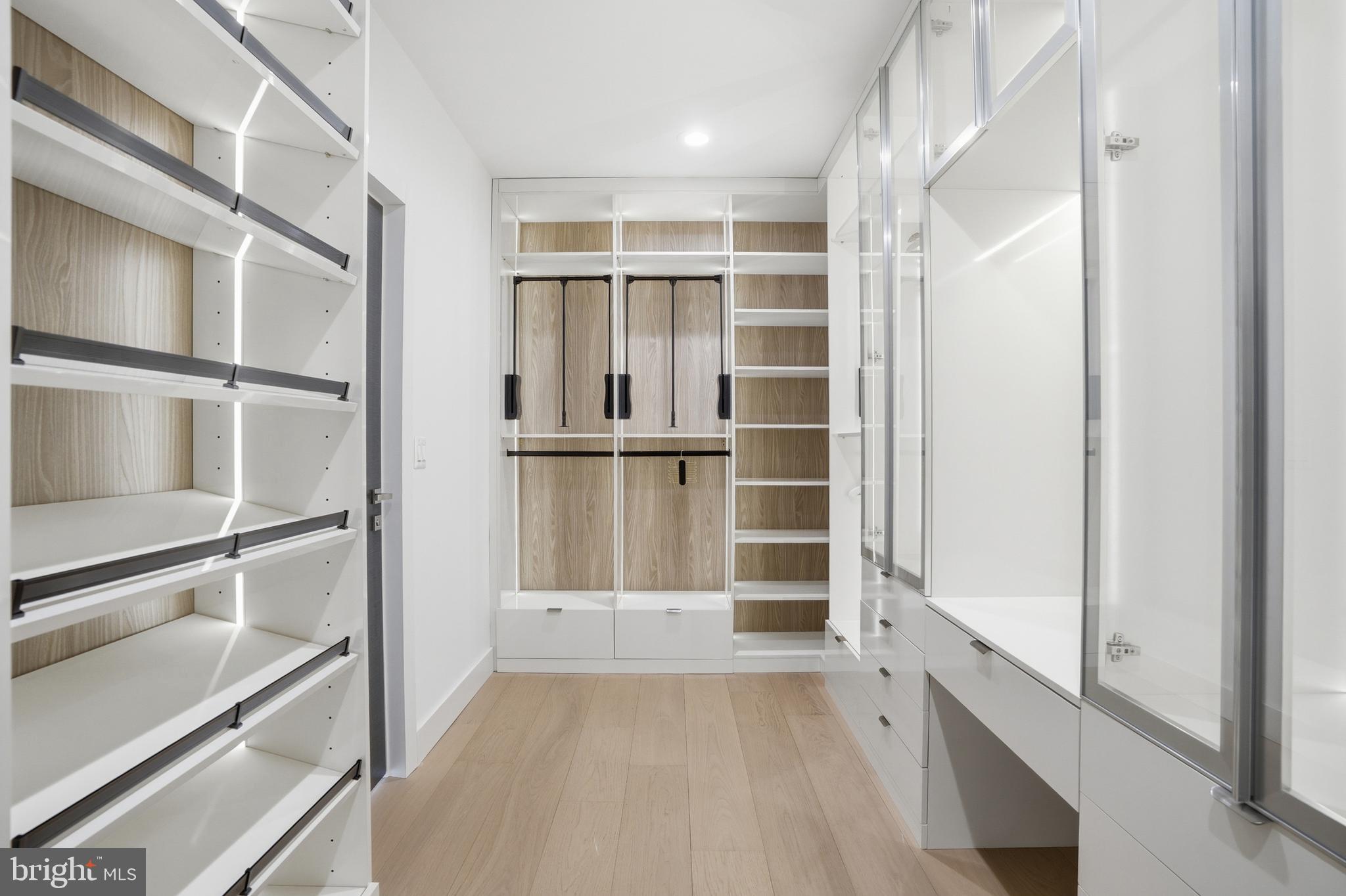 MCLEAN MANOR - Residential