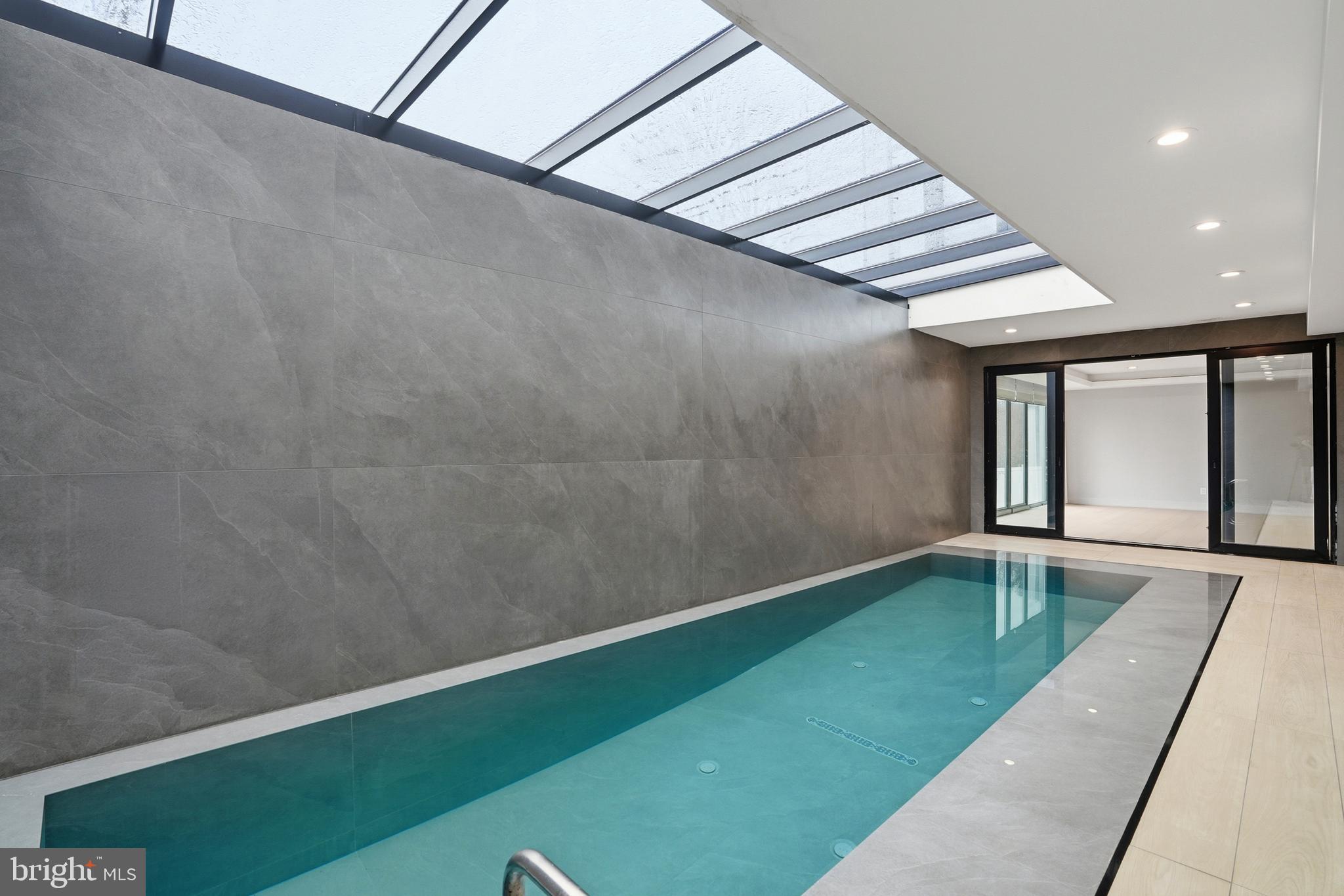 MCLEAN MANOR - Residential