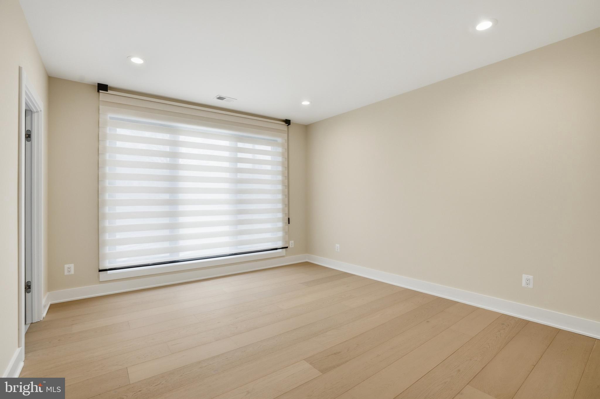 MCLEAN MANOR - Residential