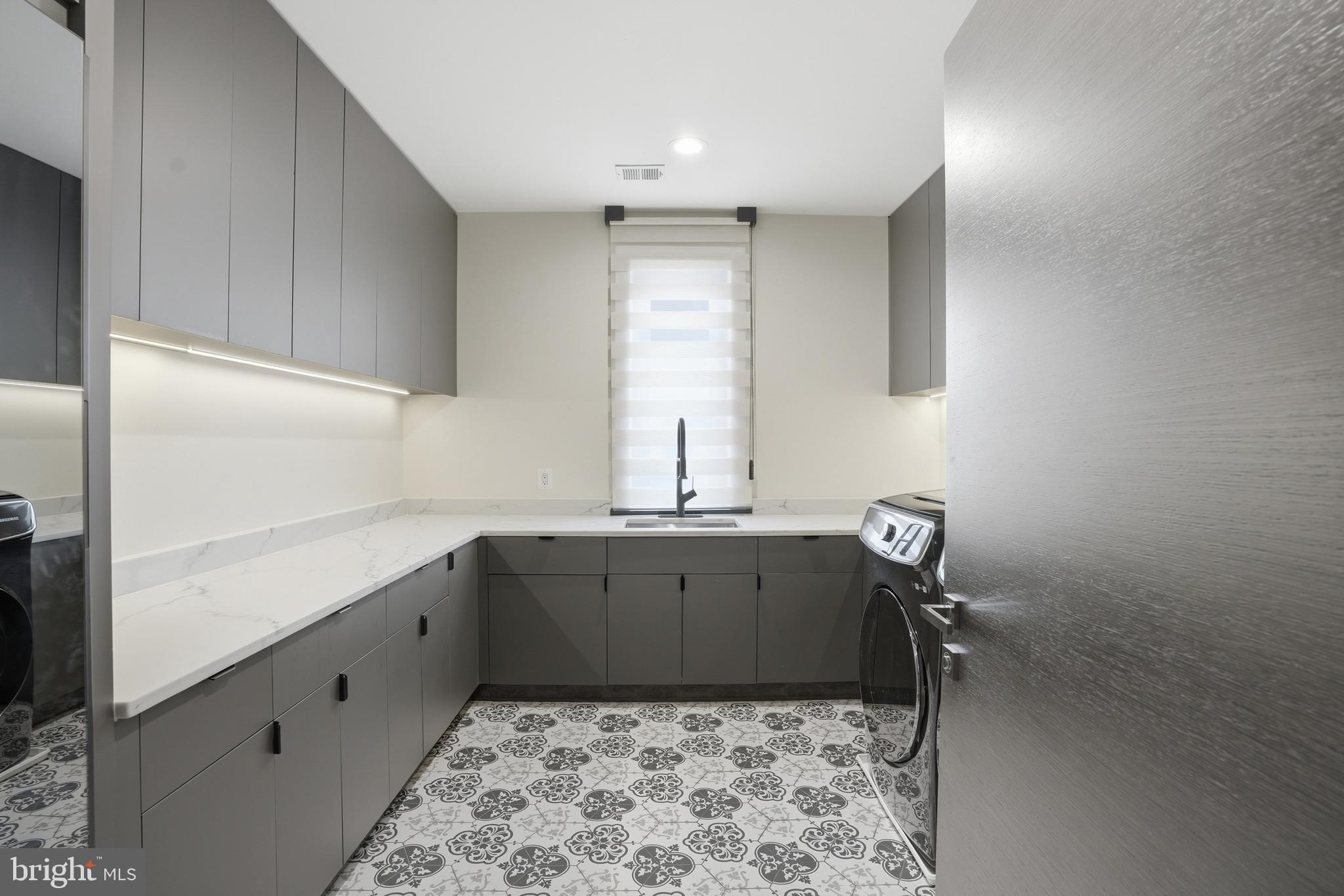 MCLEAN MANOR - Residential