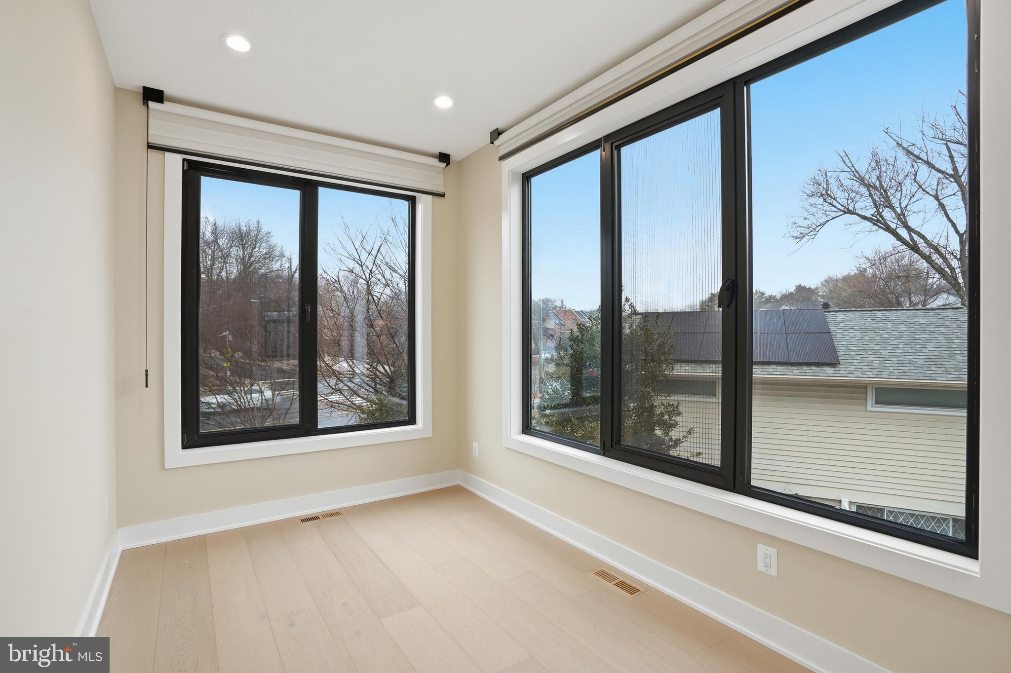 MCLEAN MANOR - Residential