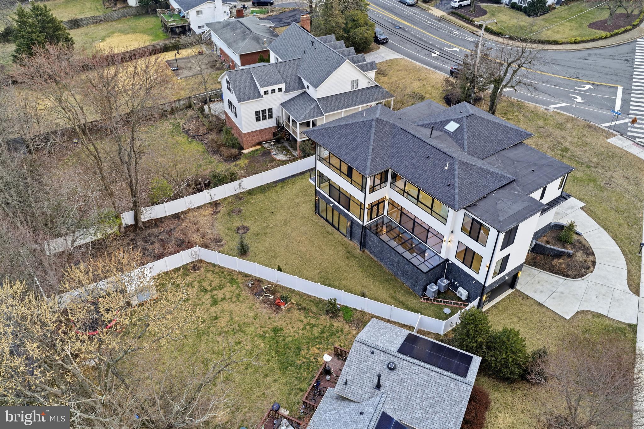 MCLEAN MANOR - Residential