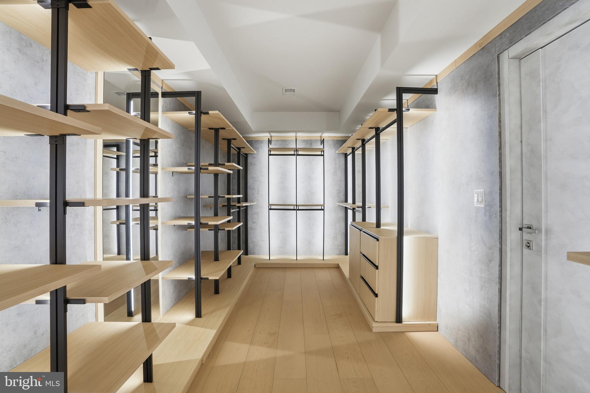 MCLEAN MANOR - Residential