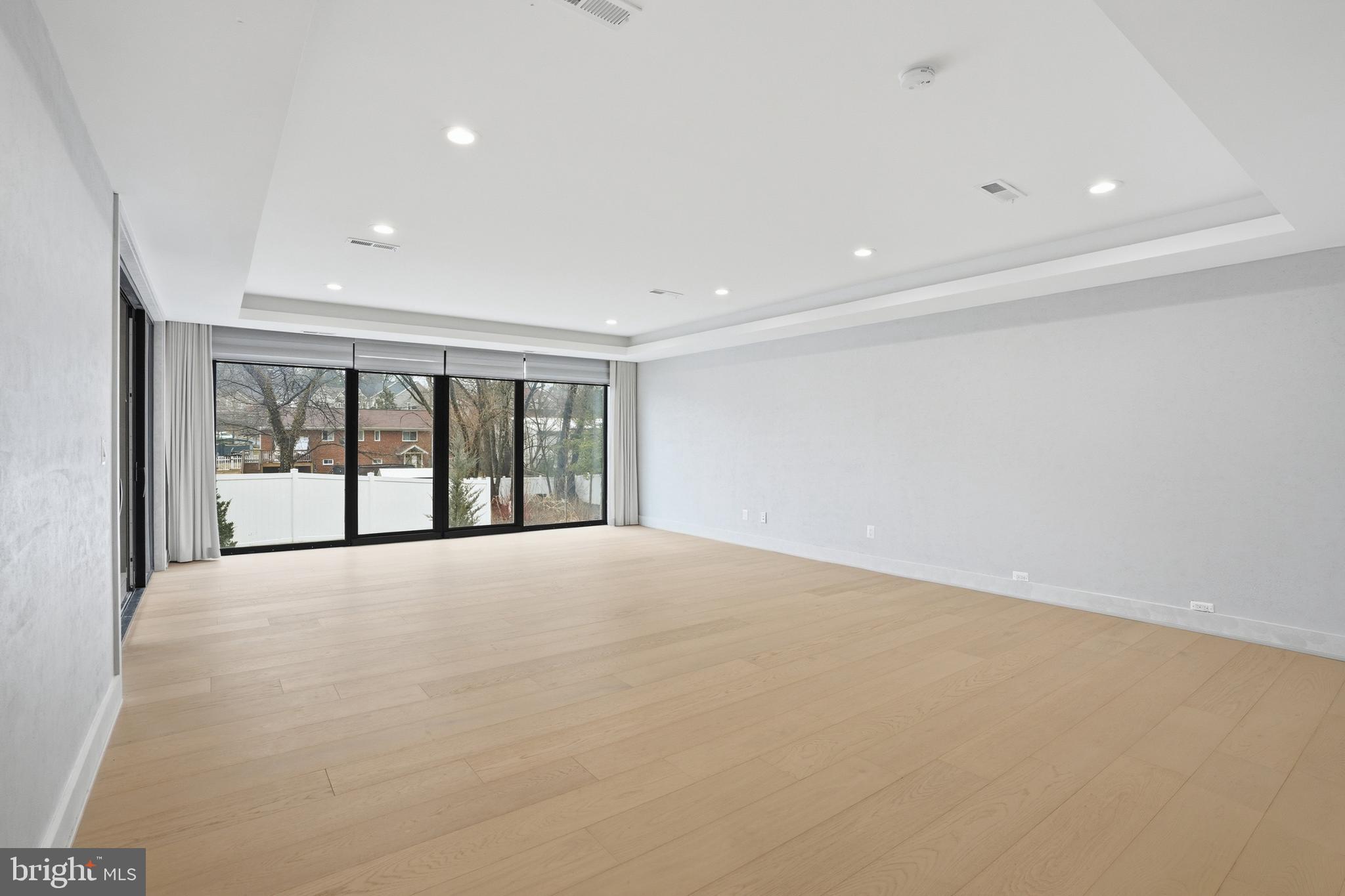 MCLEAN MANOR - Residential