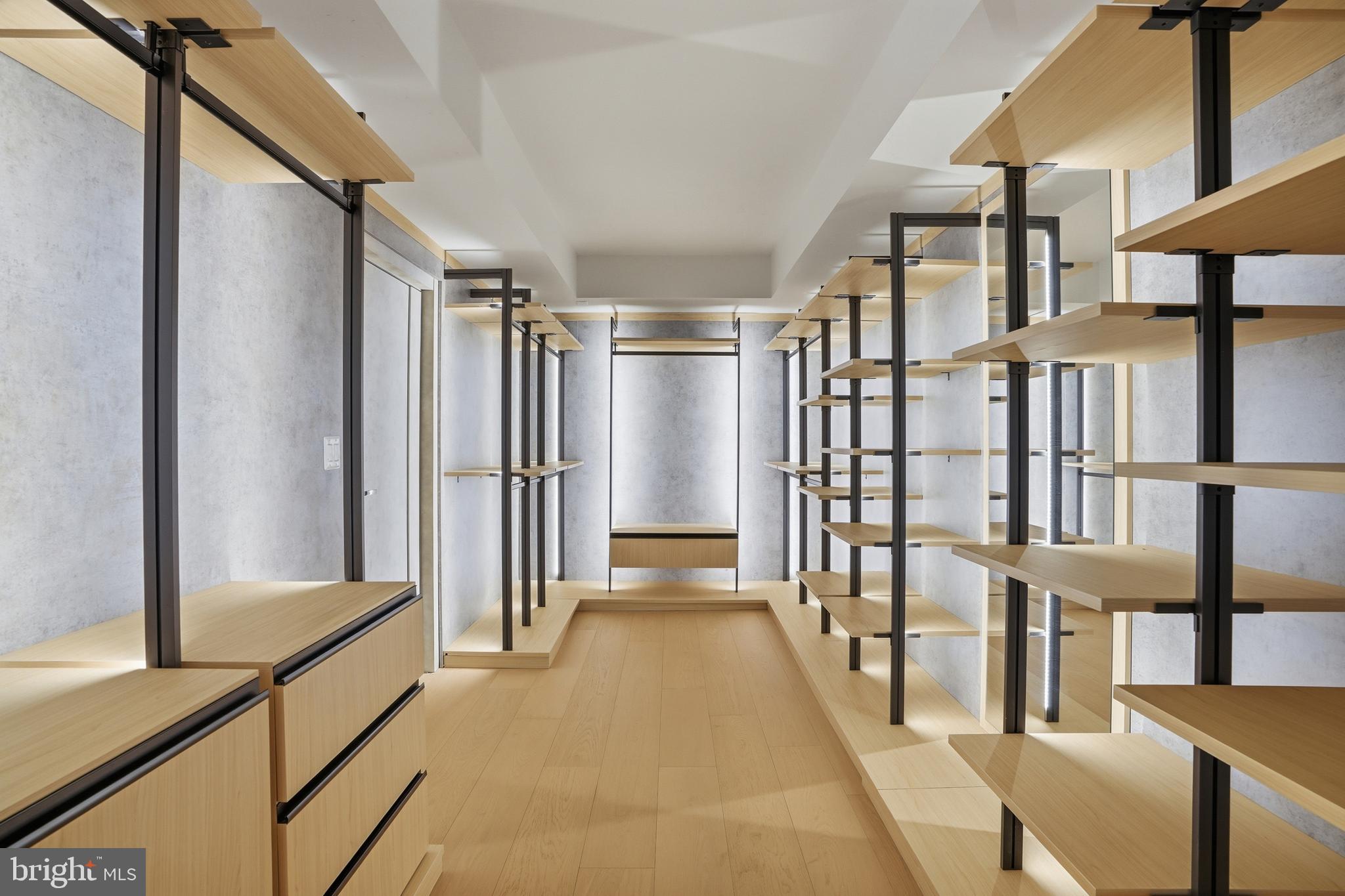 MCLEAN MANOR - Residential