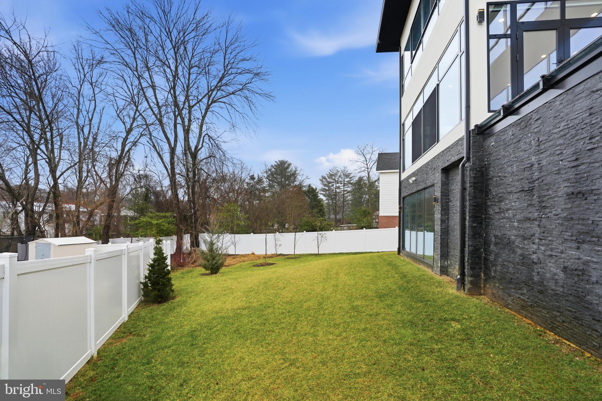 MCLEAN MANOR - Residential