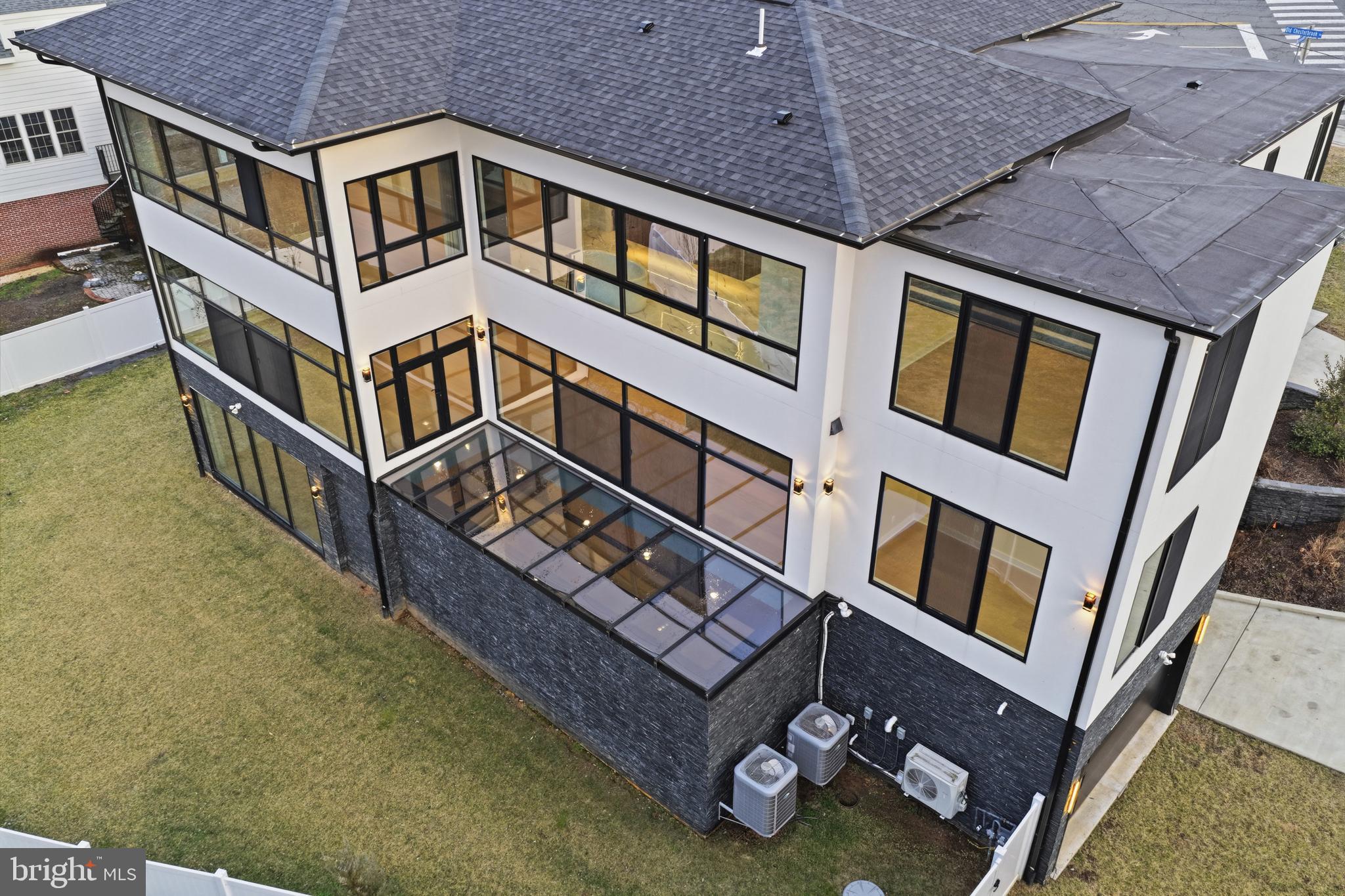 MCLEAN MANOR - Residential