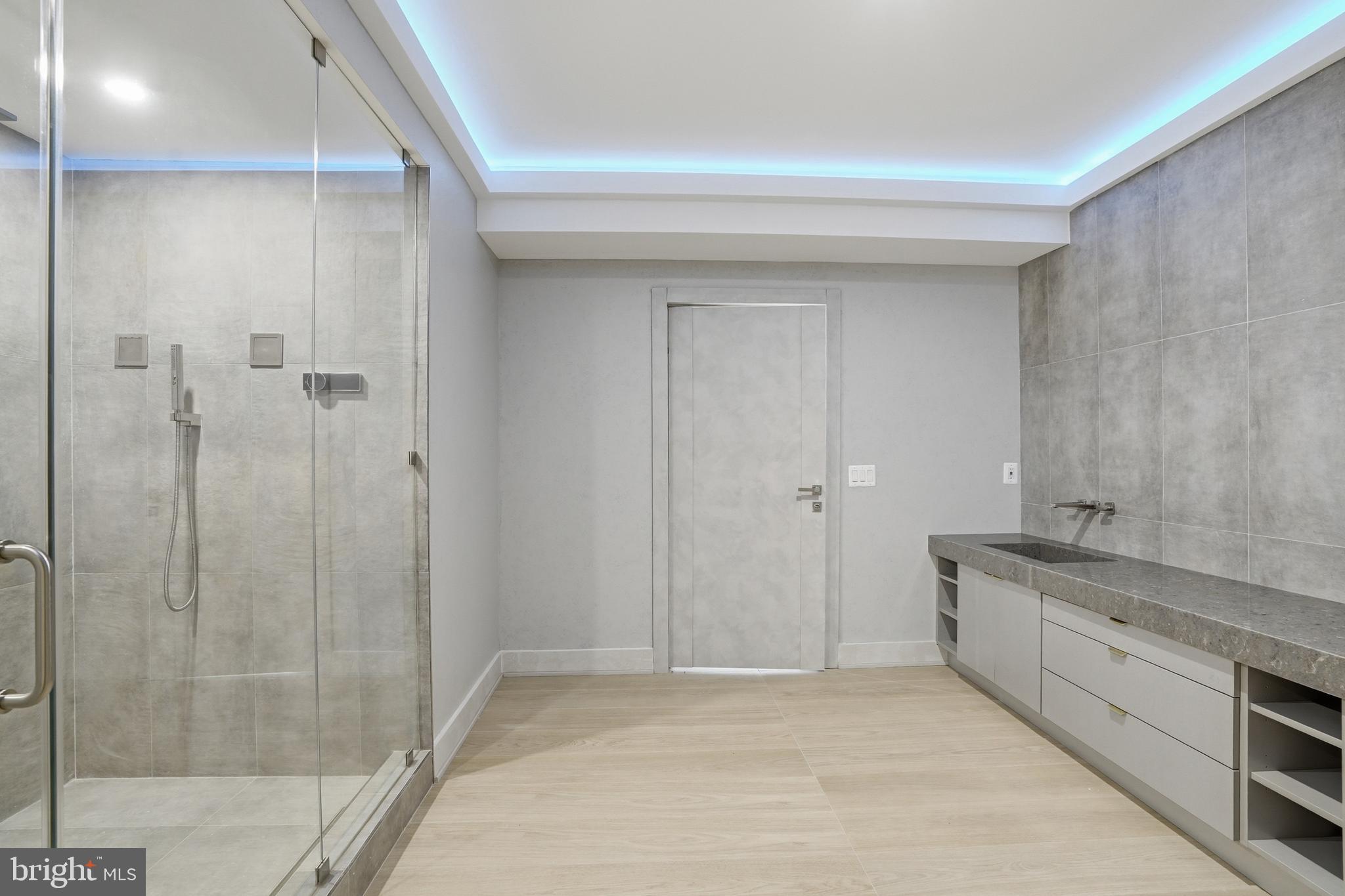 MCLEAN MANOR - Residential