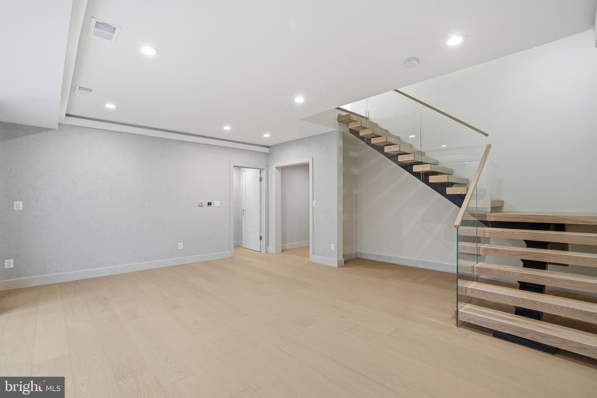 MCLEAN MANOR - Residential