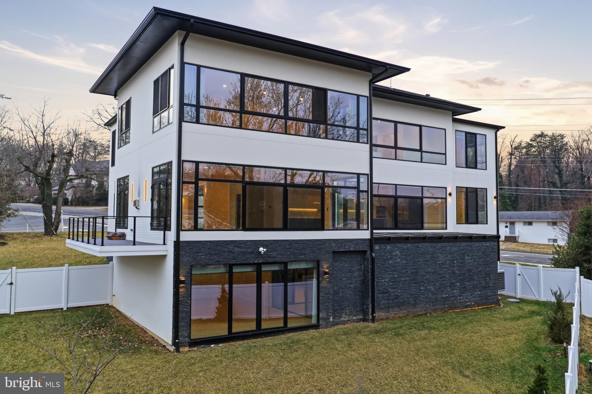 MCLEAN MANOR - Residential