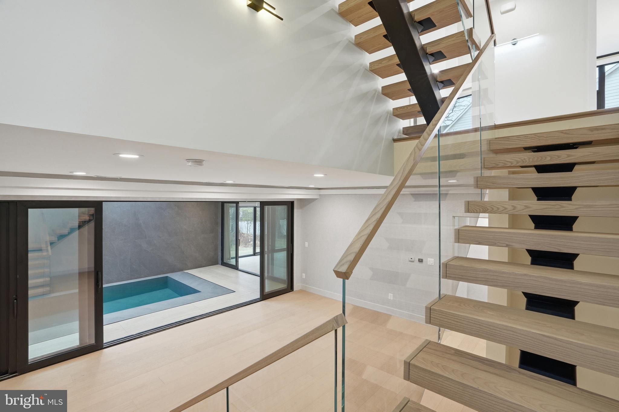 MCLEAN MANOR - Residential