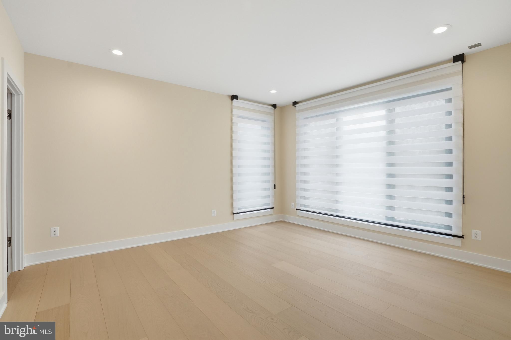 MCLEAN MANOR - Residential