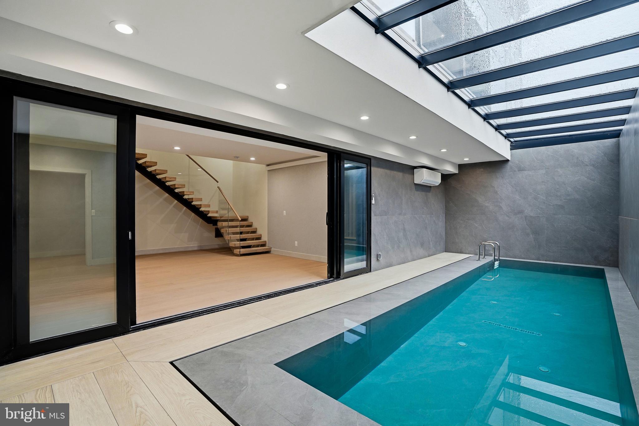 MCLEAN MANOR - Residential