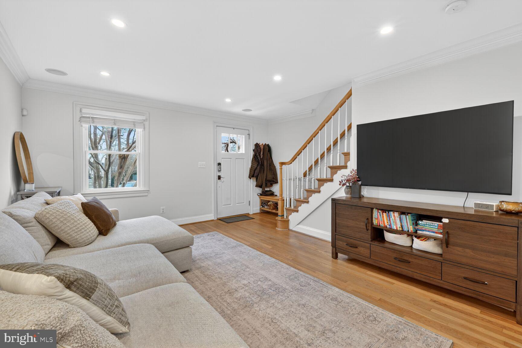 1014 COLONIAL AVENUE