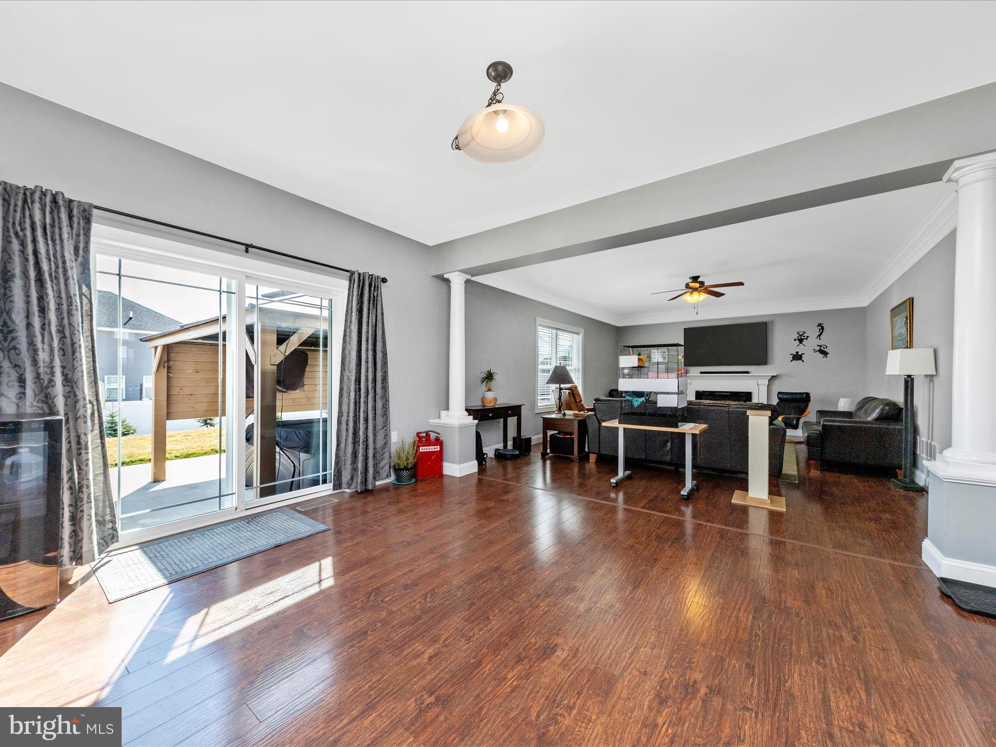 ROLLING HILLS - Residential