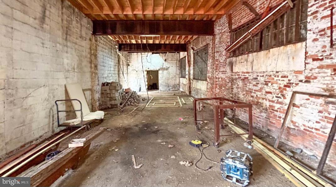 BROADWAY EAST - Commercial Lease