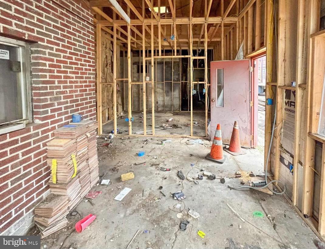 BROADWAY EAST - Commercial Lease