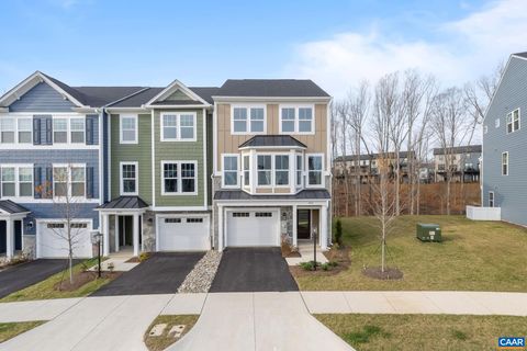 Townhouse For Sale - 3034 Farrow Cir<br/> CHARLOTTESVILLE, VA 22901