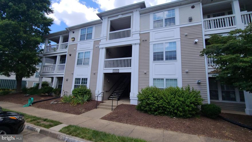 Beautiful & Bright 2 bedroom & 2 full bath with Den (which can be used as third bedroom or office). 1091 Sq feet, main level entry, no stairs! Nice Patio with extensive plantings that bloom all season. Spacious open floorplan with fireplace, easy maintenance and added privacy.  New HAVC (2020), Water Heater (2019), Fridge (2020), Washer (2020). Close to all shopping and commuter routes. Pools, tennis & basketball courts clubhouse. Water, sewer and trash removal incl. in Condo fee.