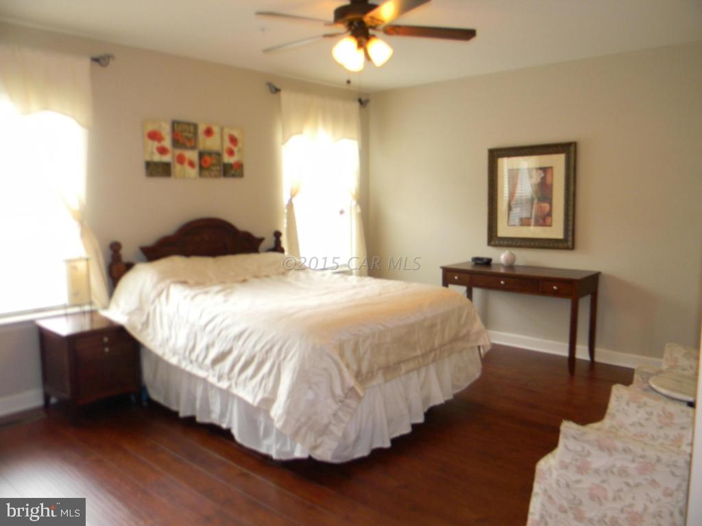 COLONIAL VILLAGE - Residential