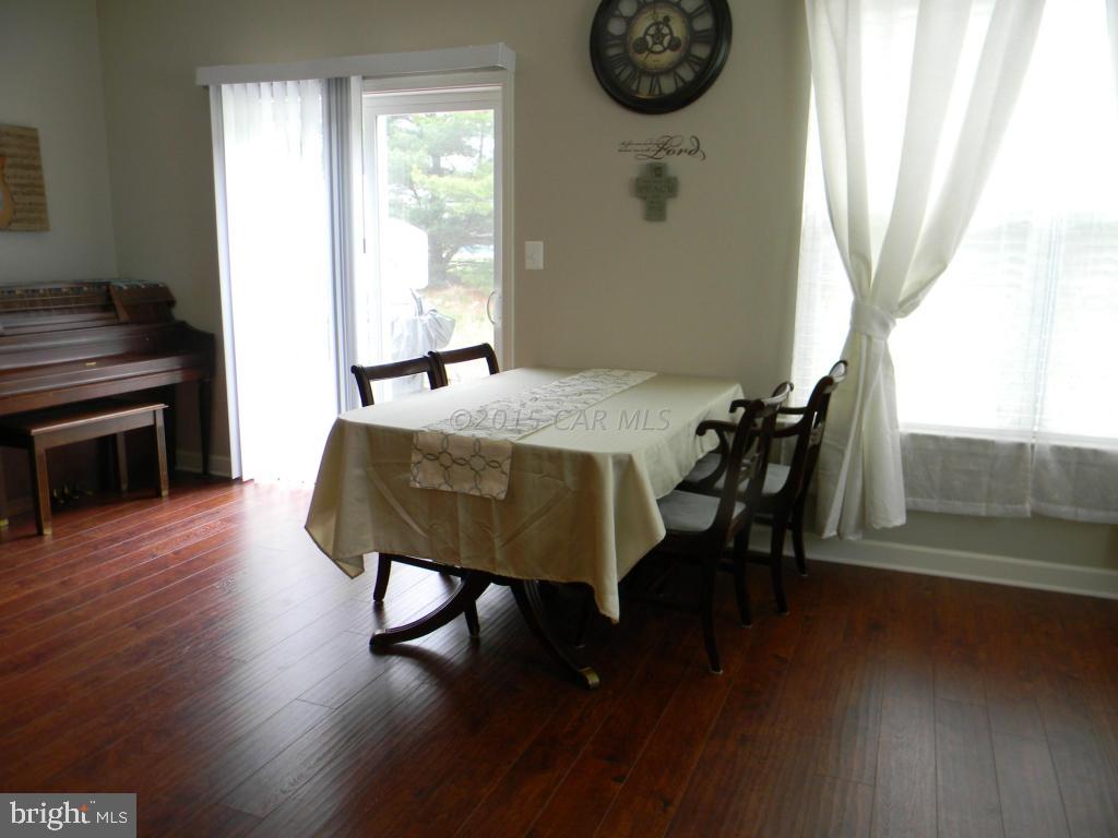 COLONIAL VILLAGE - Residential