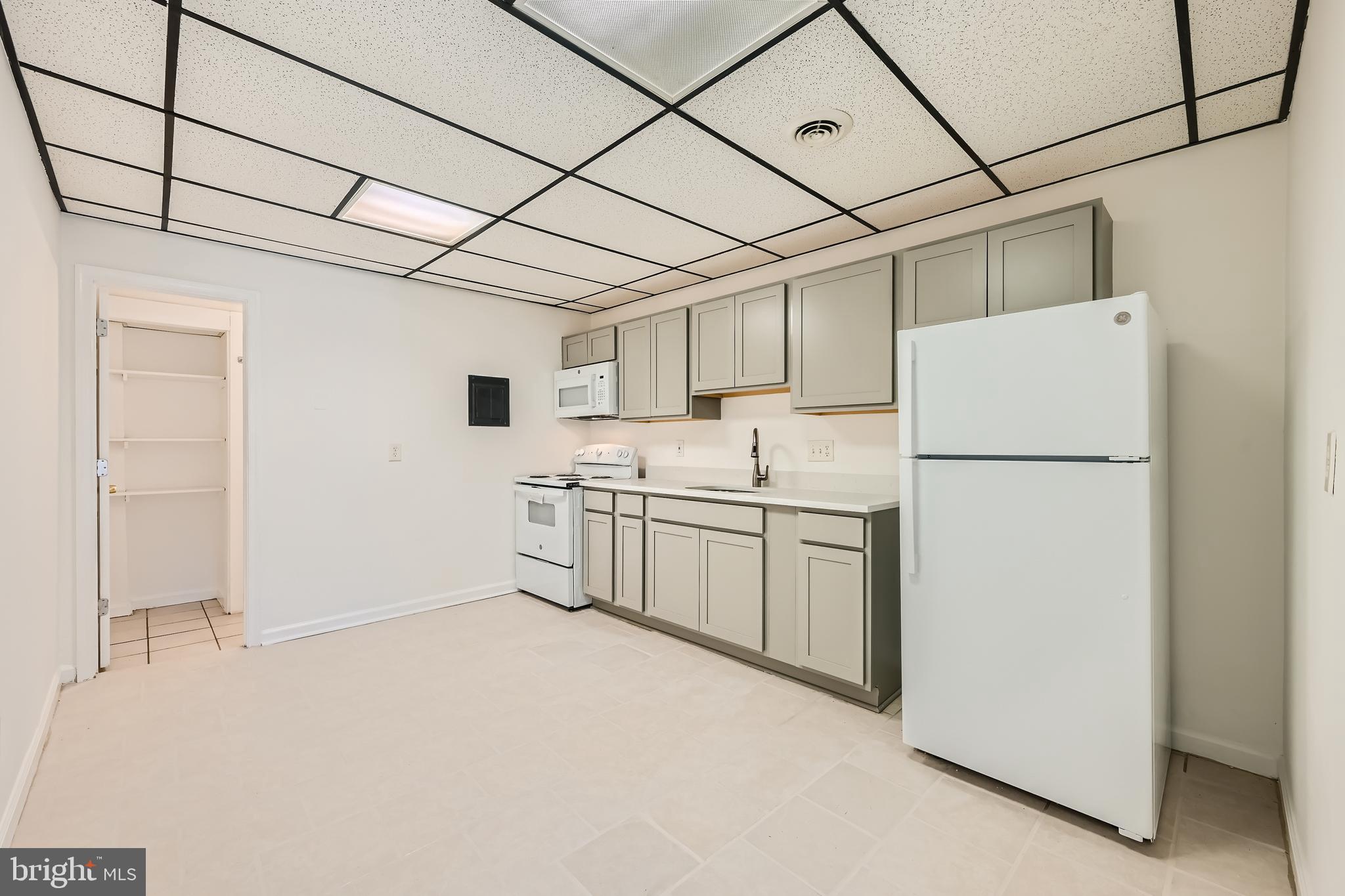 HOLLINS MARKET - Residential