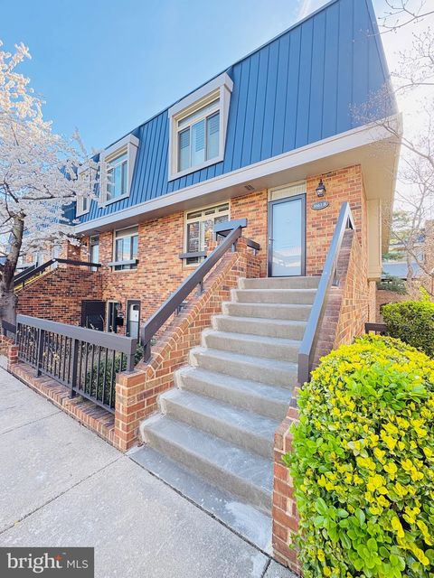 Condo For Sale - 1661 S Hayes Street #2<br/> ARLINGTON, VA 22202