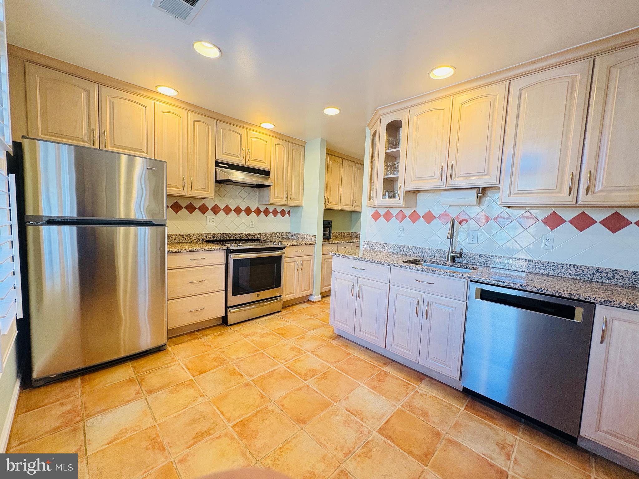 1661 S HAYES STREET 2