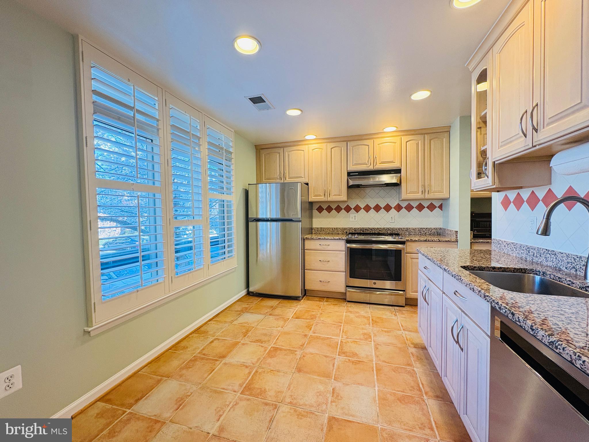 1661 S HAYES STREET 2