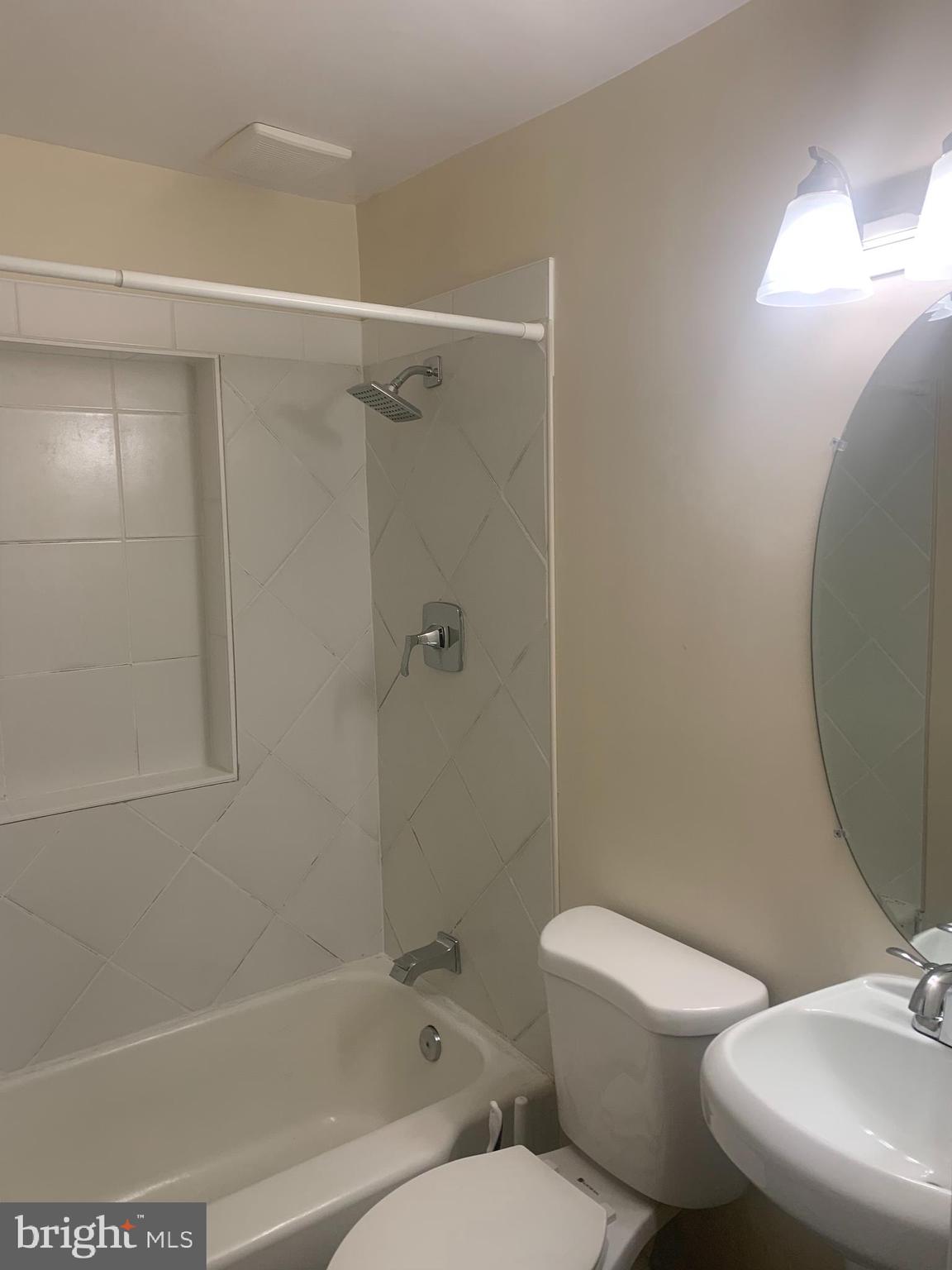 HAMPSHIRE KNOLLS - Residential Lease