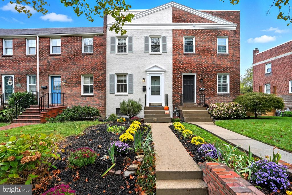 Photo of 1118 Colonial Avenue, ALEXANDRIA, VA 22314 (MLS # VAAX2049450)