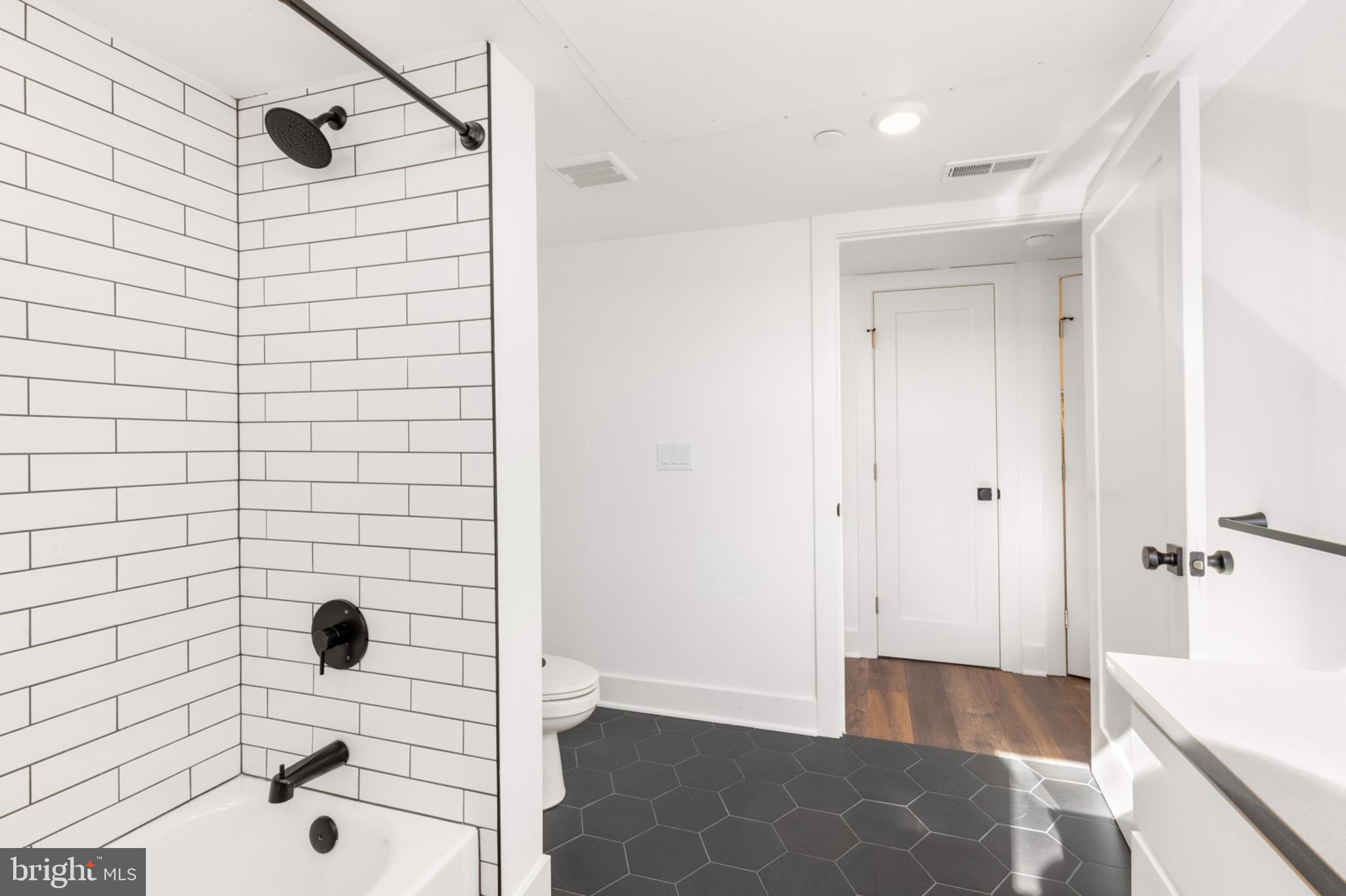 ROXBOROUGH - Residential Lease