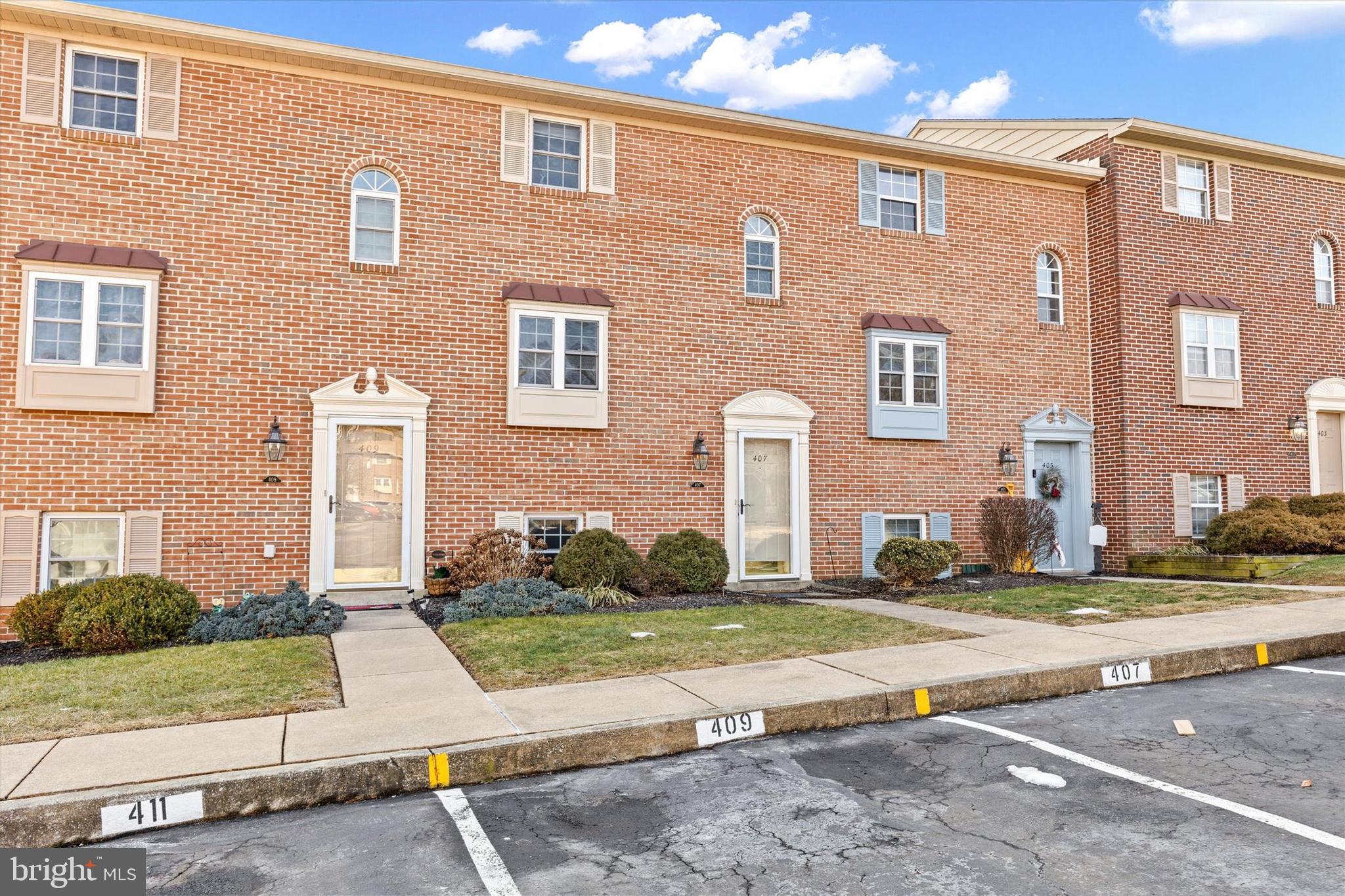 WESTLYN CONDOS - Residential