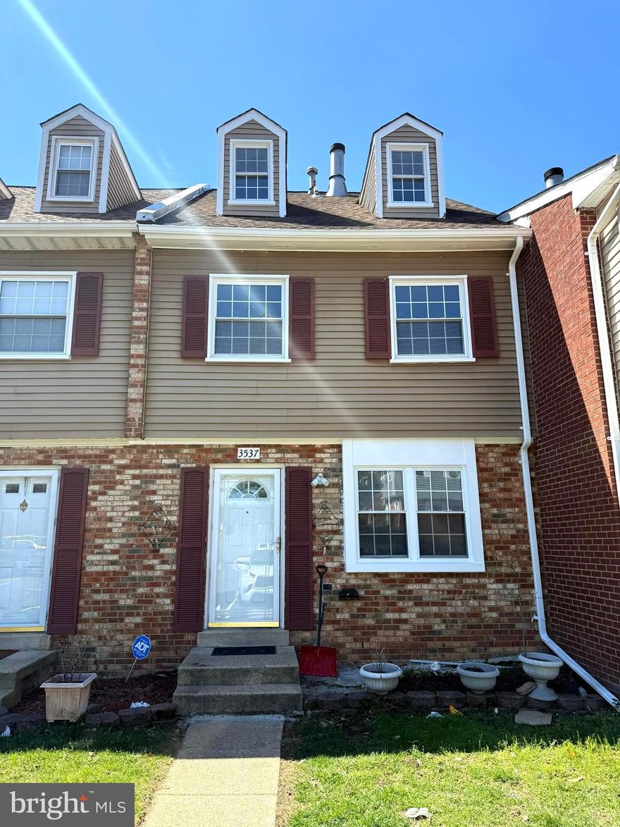 Beautiful 3-level townhouse offering spacious living with a functional layout. This home features multiple bedrooms, ample natural light, and well-designed living and entertaining spaces. Conveniently located near shopping, dining, and major commuter routes. A great opportunity to own a well-maintained townhouse—schedule your showing !