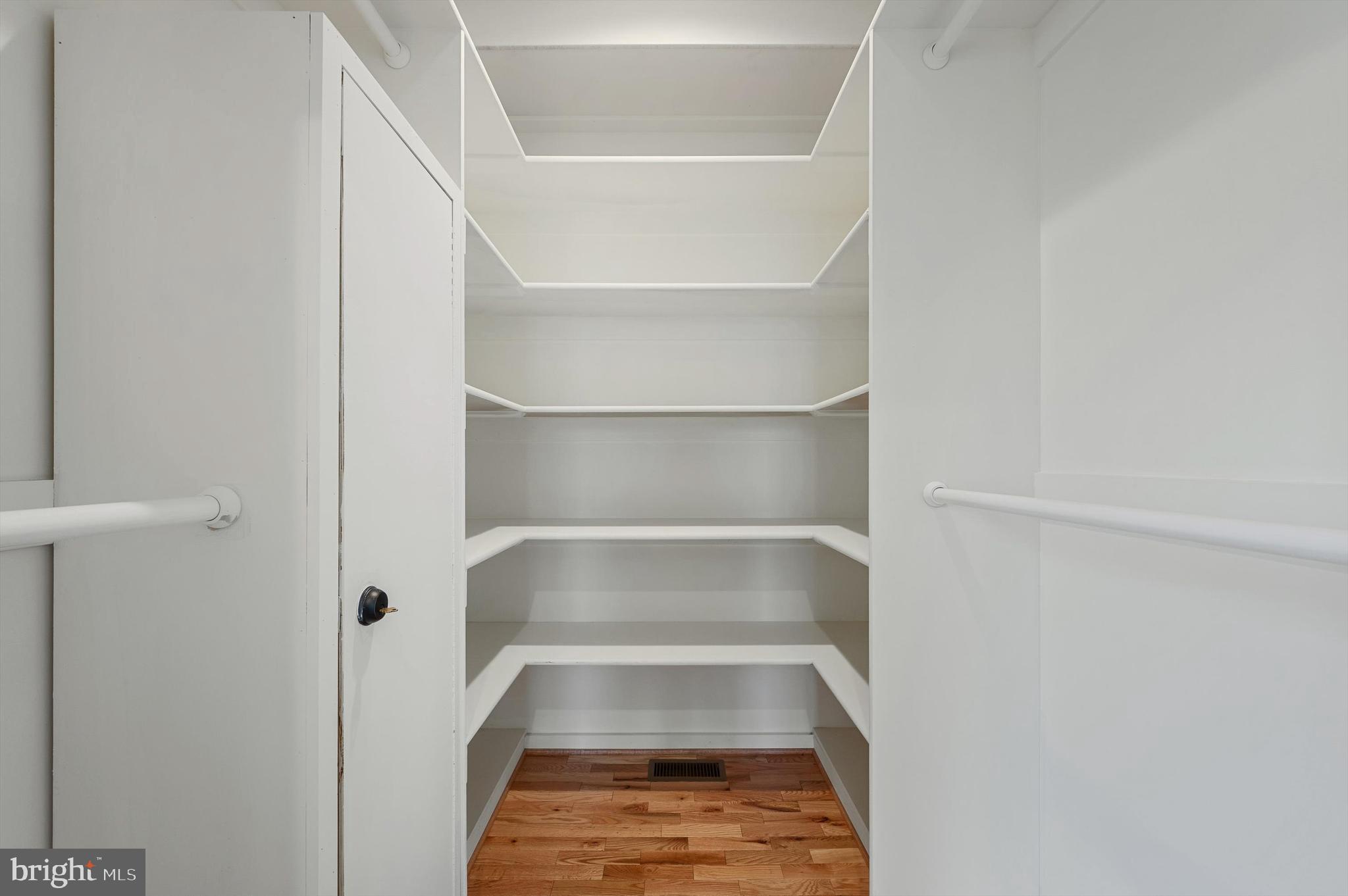 CHRISTO REY - Residential