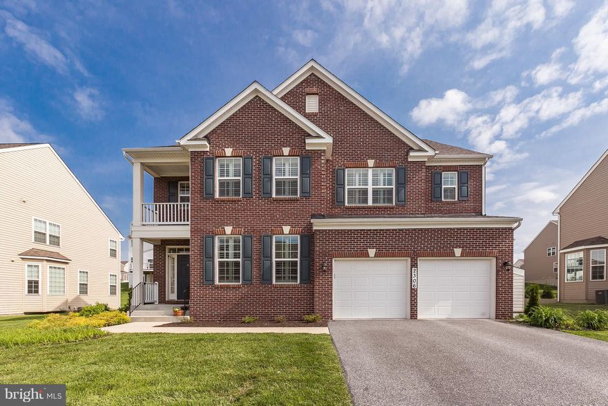 Beautifully maintained traditional open floor plan home in the desirable Parke at Mt. Washington boasts 5 bedrooms and 4/1 baths. First floor den could be 6th bedroom.  Upgrades include a screened porch and deck, projection with surround sound, upgraded security, custom garage cabinets, crown moldings, double wall oven, granite, hardwoods, and Community pool, tennis and club house!