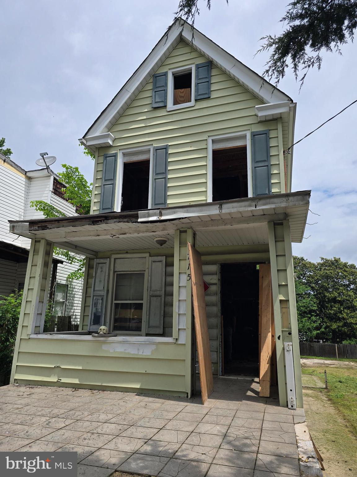 House needs lots of work, house has potential to be divided in 3 separate units. Great investment to add into your rental portfolio or resale.