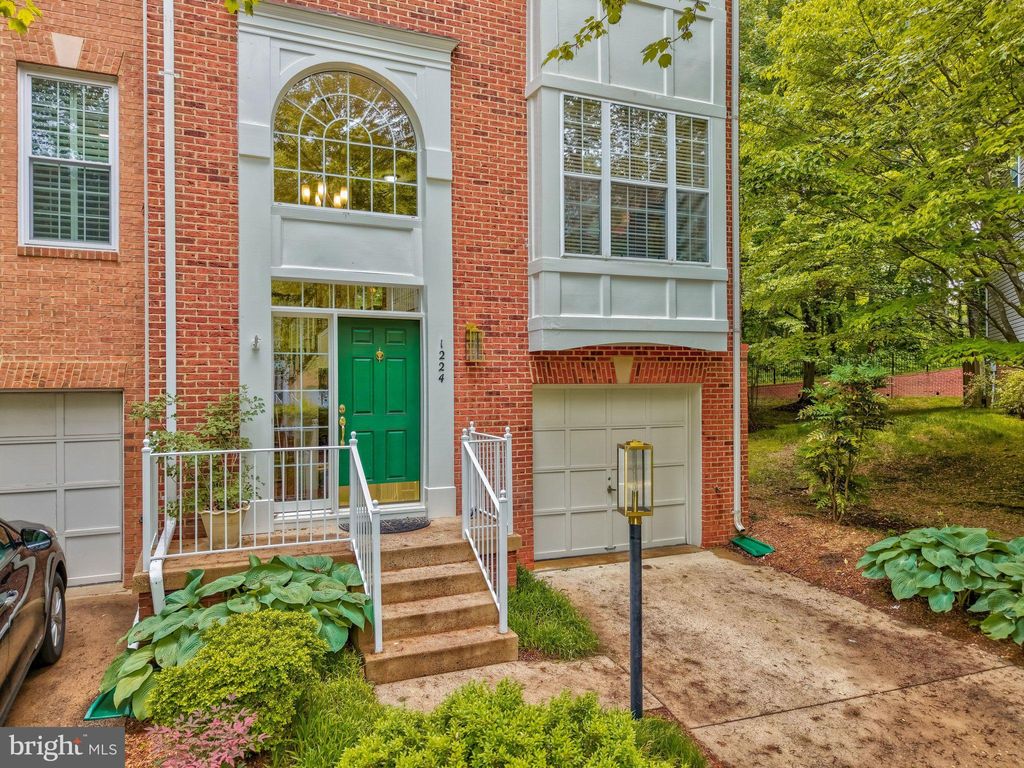 Photo of 1224 Wild Hawthorn Way, RESTON, VA 20194 (MLS # VAFX2310284)