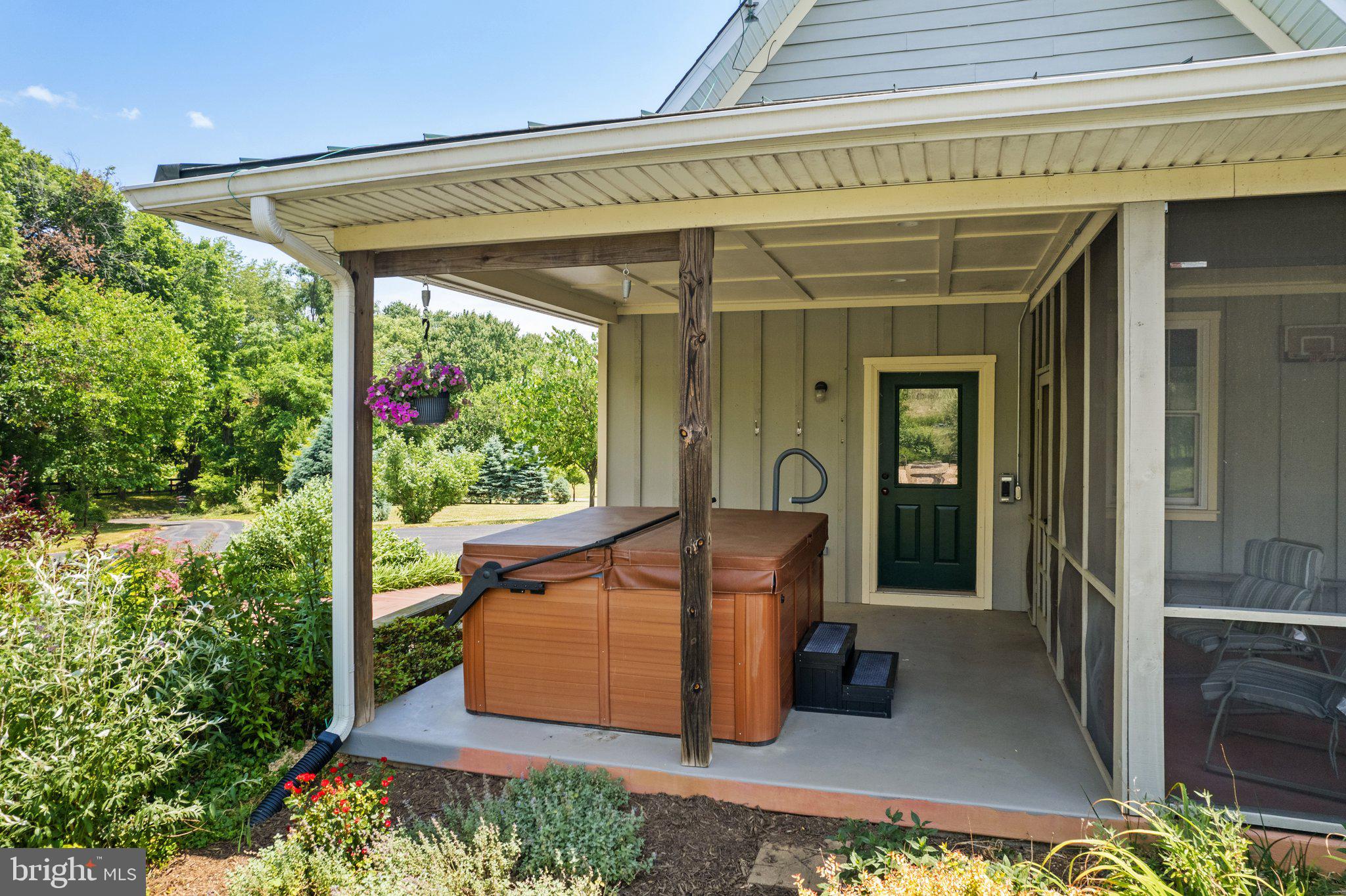 LOVETTSVILLE - Residential