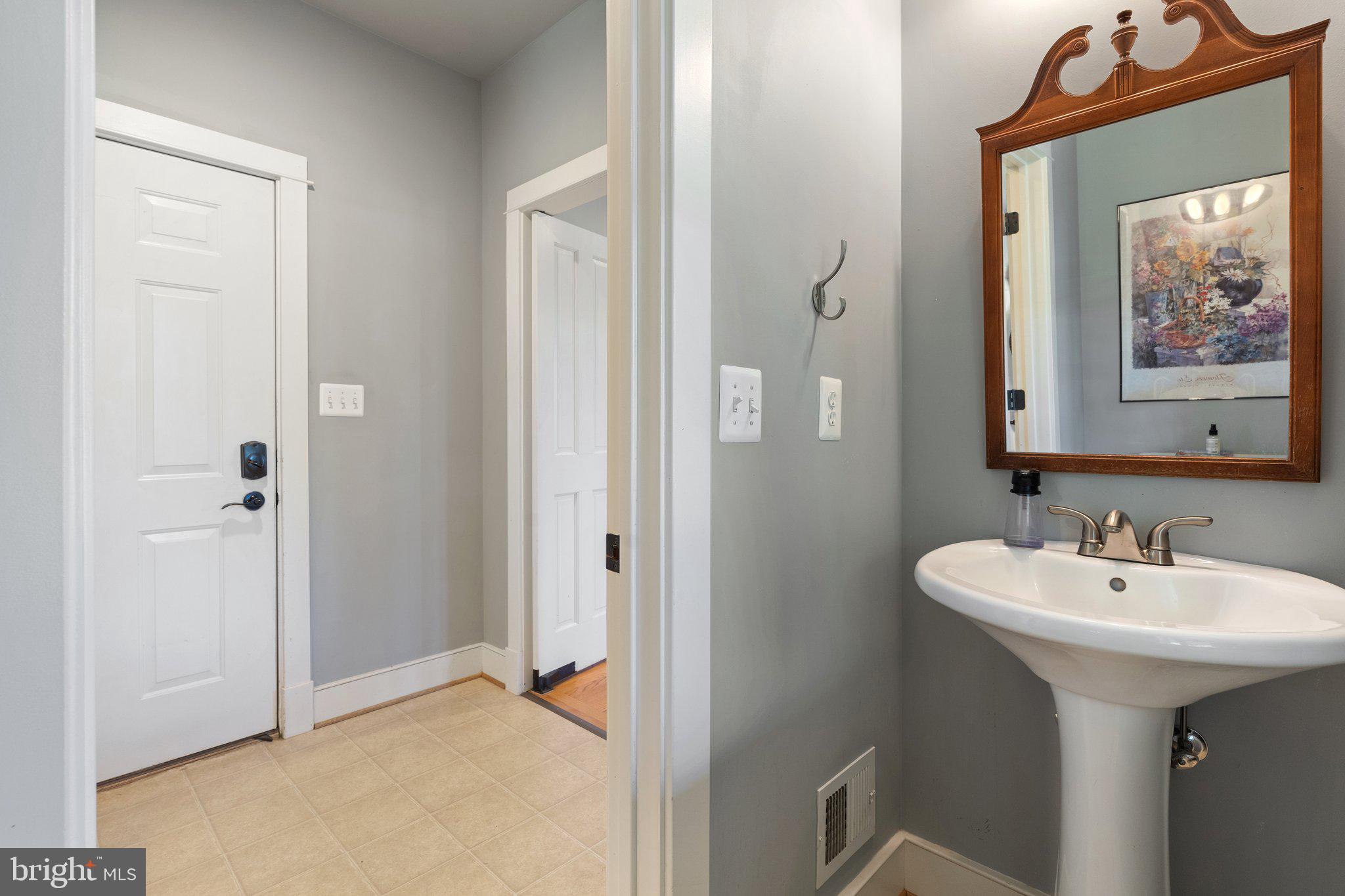 LOVETTSVILLE - Residential